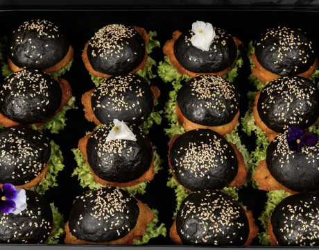 Black mini burgers with chicken