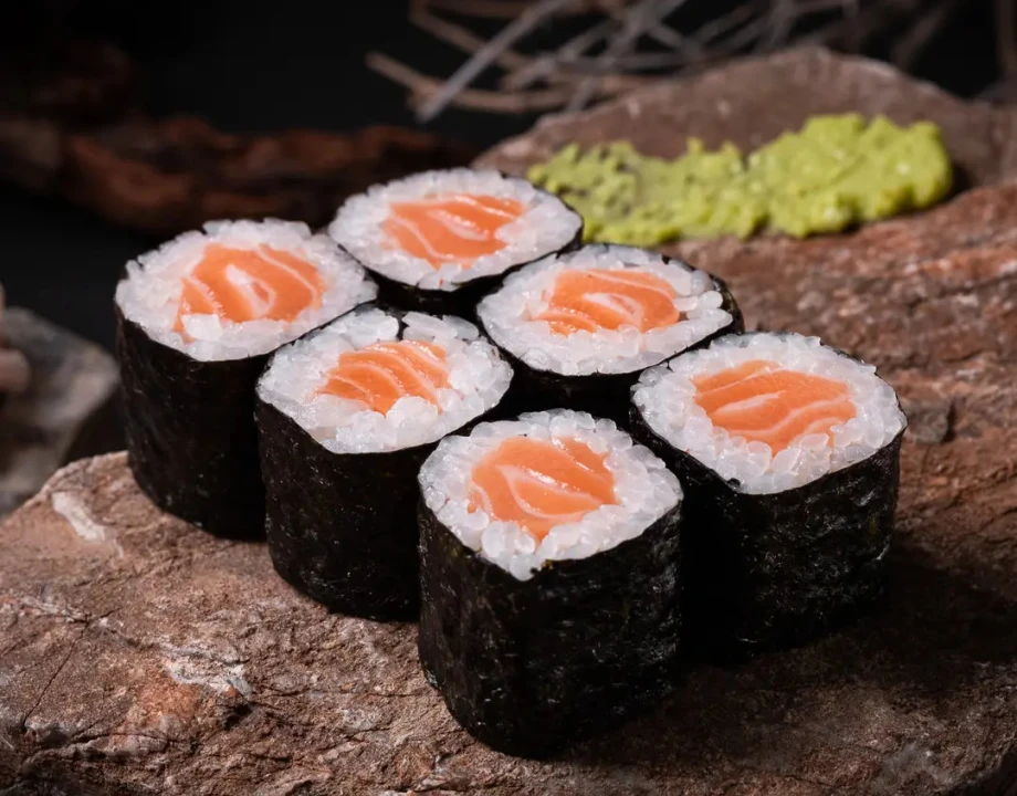 Salmon maki roll